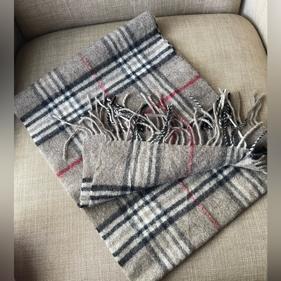 Verified authentic Burberrys vintage nova check scarf (F1020) - Picture 1 of 7